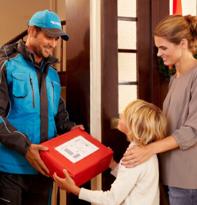 Hermes-Paketbote-liefert-Weihnachtsgeschenke-aus